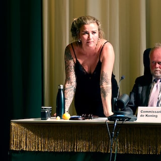 Britt Hartog of Lekker Lokaal is on a collision course in Britt for President and derails the political puppet show