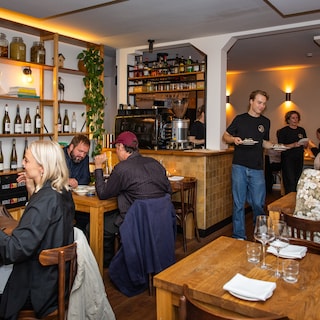 De Poldervogel is generous with sweets, skimps on salt, and is otherwise a fine neighborhood restaurant
