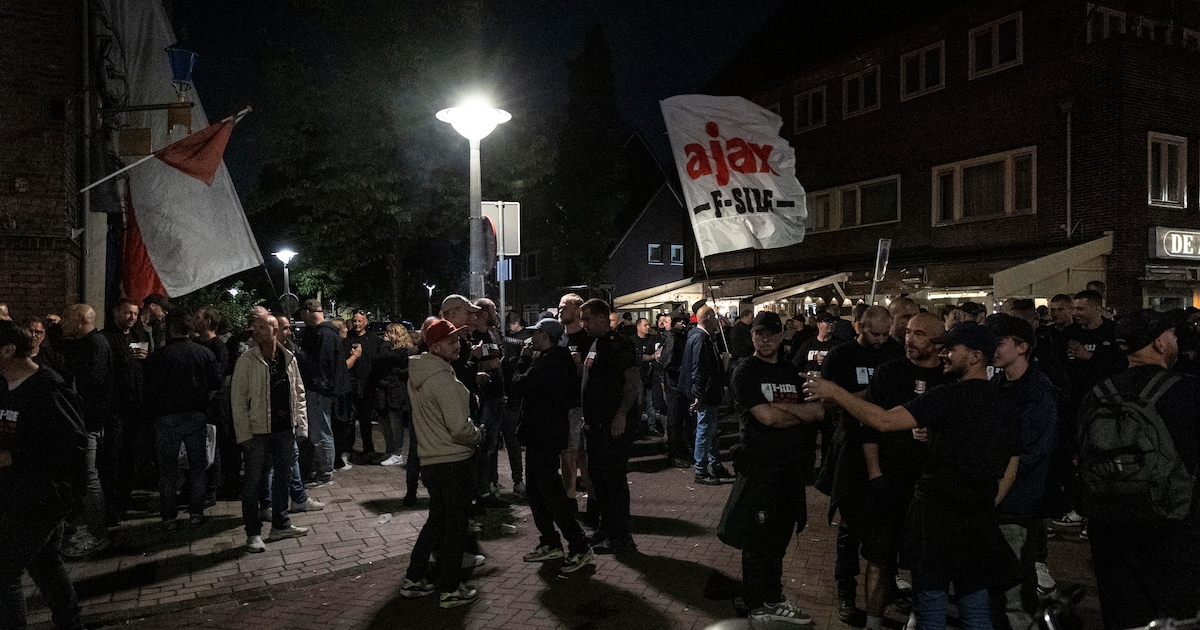 F-side Ajax viert 50-jarig bestaan met massaal vuurwerk, fakkels en rookbommen
