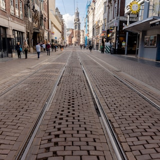 Business owners frustrated by uneven paving on Reguliersbreestraat: ‘People fall regularly’