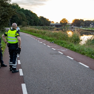 Car ends up in canal in Amsterdam-Noord