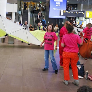 31 protesters arrested during Extinction Rebellion action at Schiphol