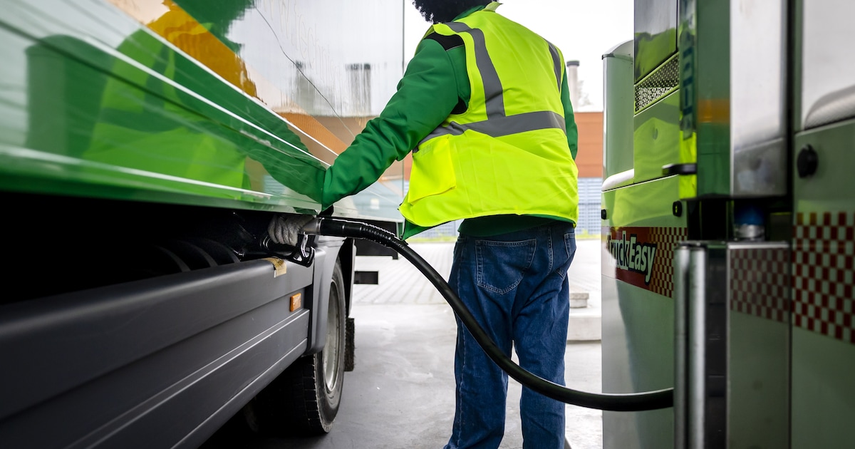 Benzineprijs bereikt record en is nu even hoog als die van diesel | Het ...