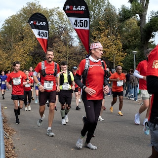 These pacers run the marathon with flags on their backs: a rewarding and (for them) not even that difficult task