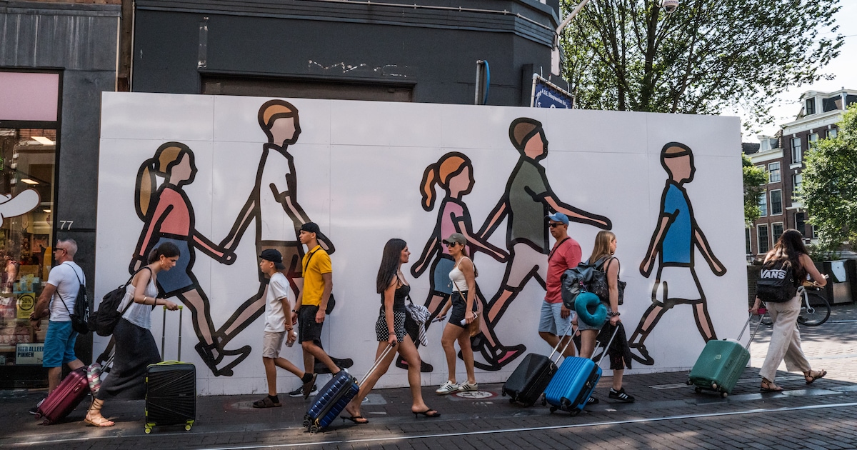 Amsterdamse winkels leunen zwaarder op toeristen dan elders