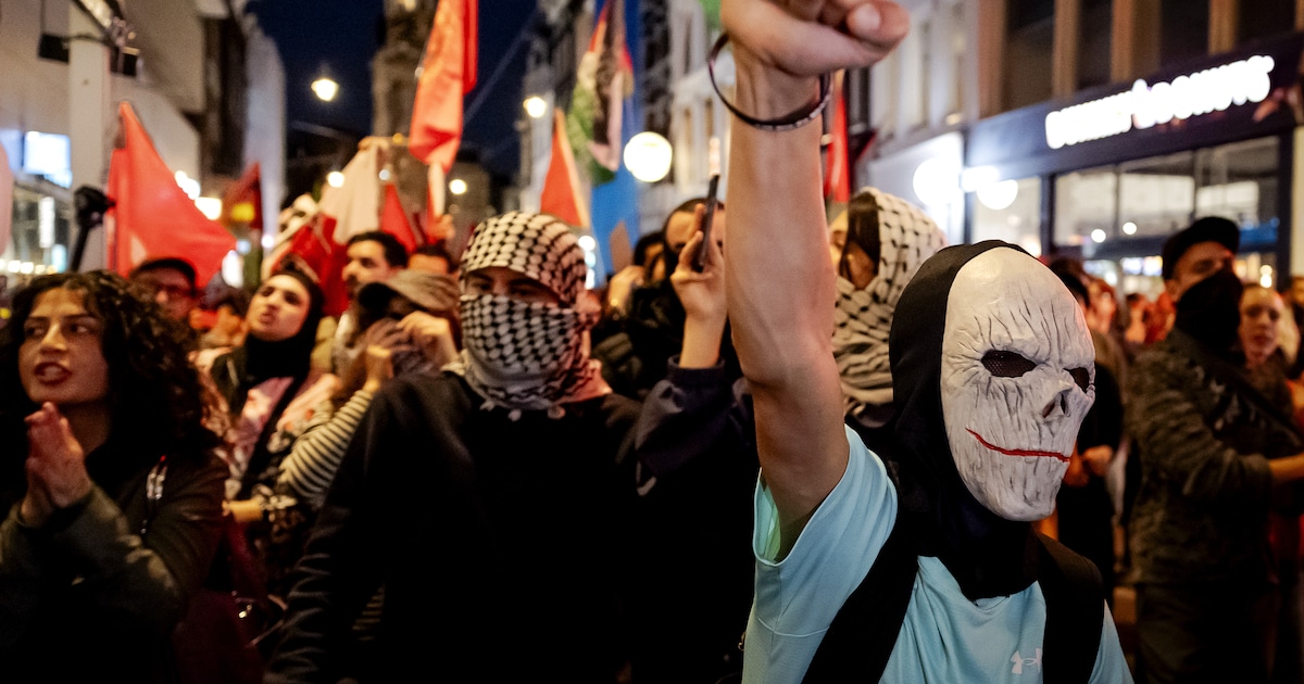 Pro-Palestijnse demonstratie bij stadhuis Amsterdam ontbonden, Halsema: ‘Steun voor Hamas shockerend