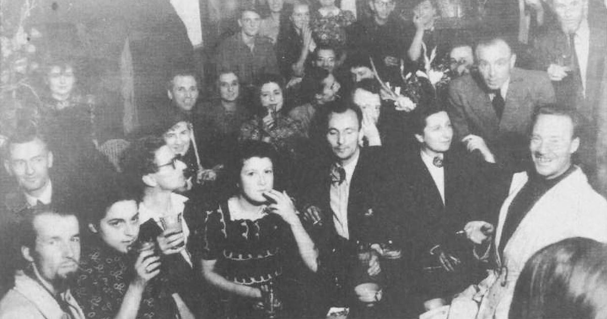 In café Het Nutteloos Verzet in de Reguliersdwarsstraat werd het feest van de bevrijding gevierd, to