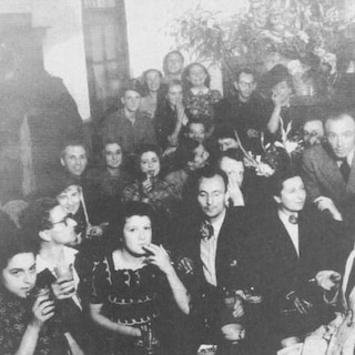 Liberation party at café Het Nutteloos Verzet in Reguliersdwarsstraat interrupted by morals police