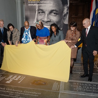 Curaçaoan writer Frank Martinus Arion, who kept reminding the Netherlands of its colonial past, immortalized with a writer's stone in De Nieuwe Kerk