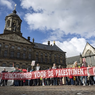 Silent march with name cloth for killed Palestinian children: ‘By writing down the names, we make it visible that every child has a life, a name and a story’
