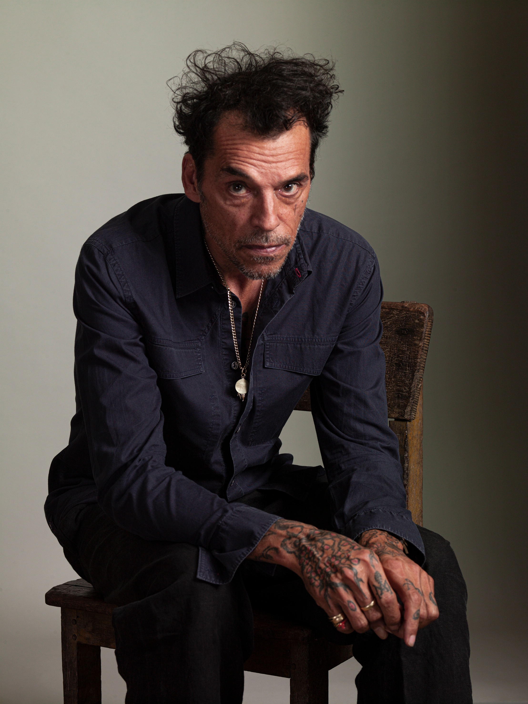 Koos Breukel fotografeert beeldend kunstenaar Narouz Moltzer | Het Parool