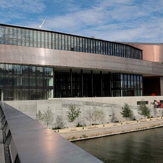 Paris has a new art island in the middle of the Seine: art museum Large has opened where the floating Renault factory once stood