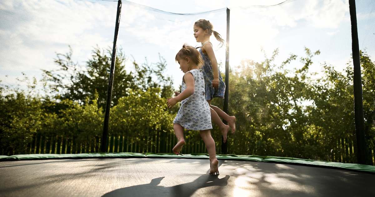 Trampolines, speelhuisjes en glijbanen: Landsmeer gaat speeltoestellen zonder keurmerk verwijderen