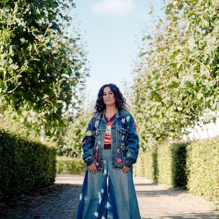 Singer Trijntje Oosterhuis (53): ‘My childhood Cornelis Schuytstraat had quaint little shops, now it’s become a Rodeo Drive’