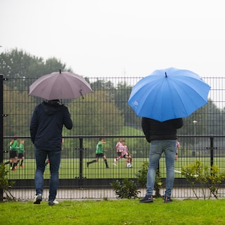 Opinie kinderombudsman: ‘Kinderen melden discriminatie op het voetbalveld niet, omdat ze denken dat er toch niks aan wordt gedaan’