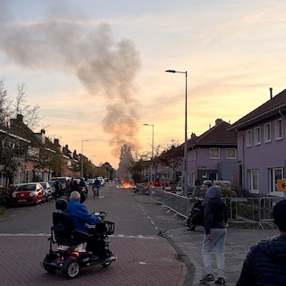 Fire started on street in Floradorp, large police presence
