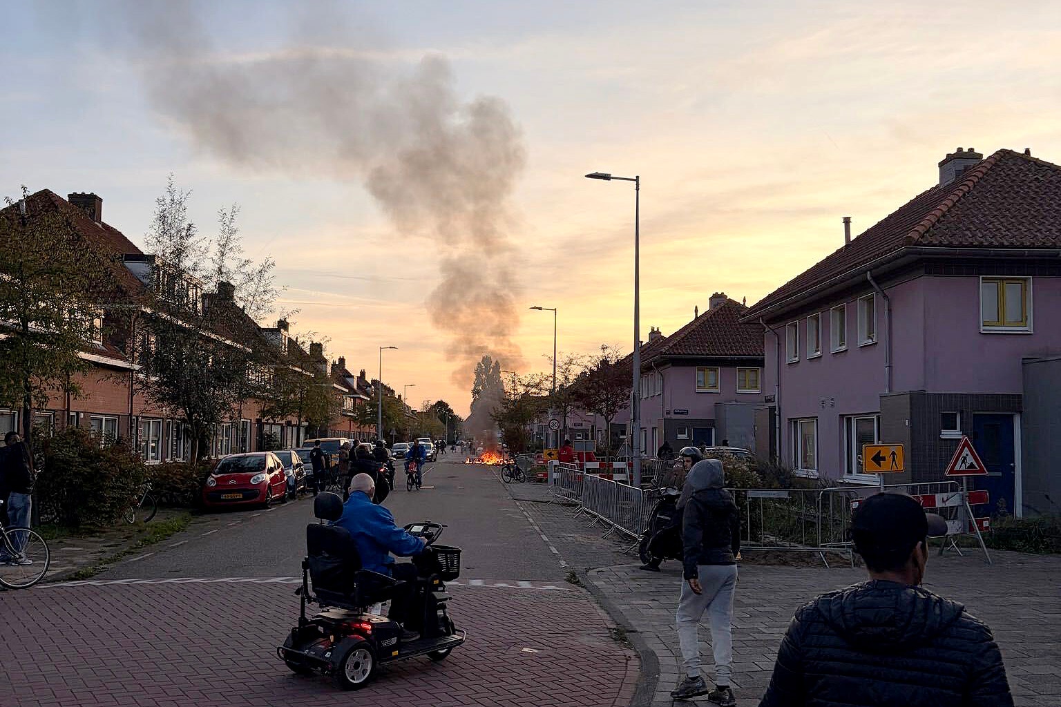 Drie mensen aangehouden na rellen en brandstichting in Floradorp | Het ...