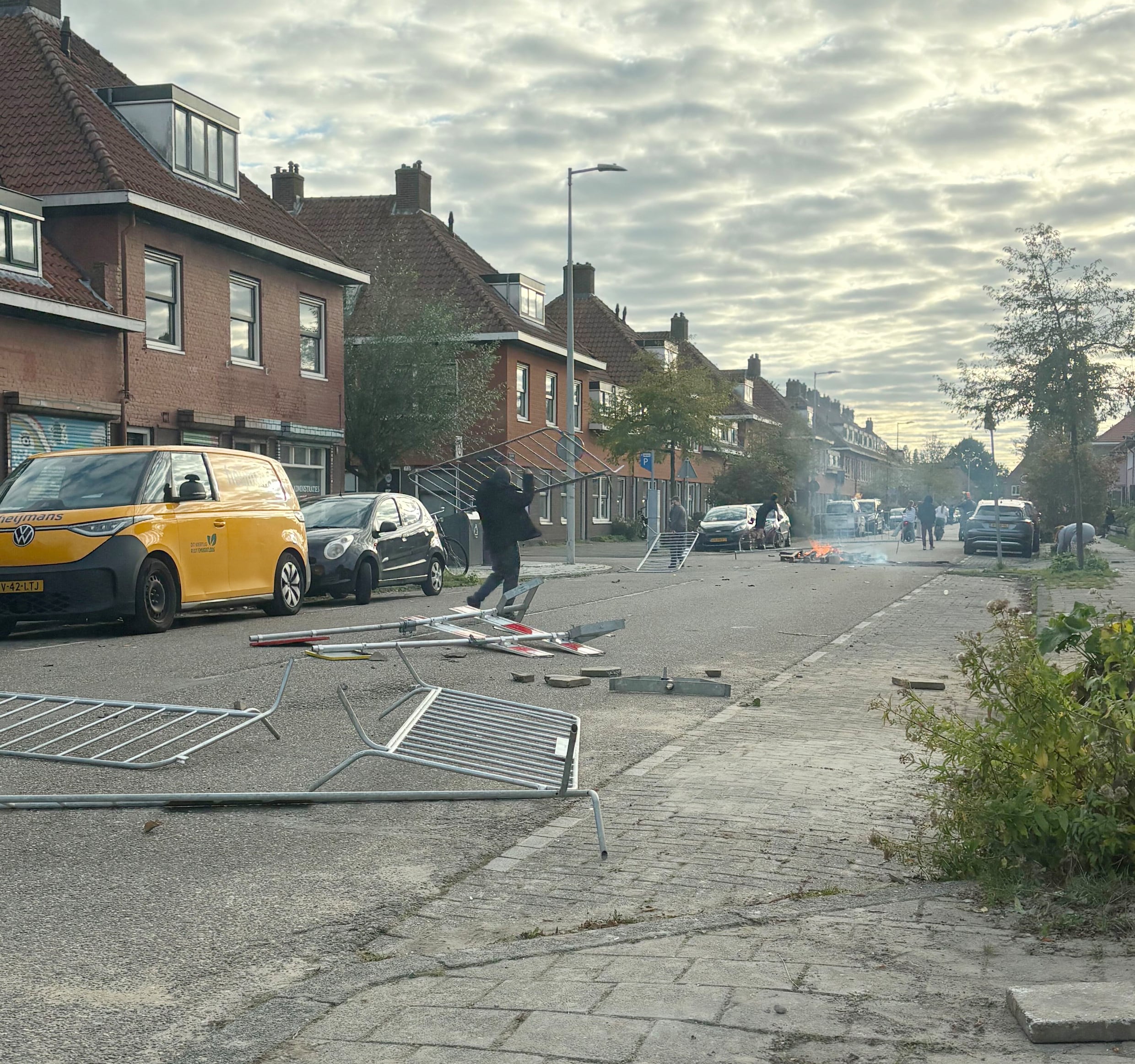 Opnieuw onrust in Floradorp: brand gesticht en hekken op de weg ...