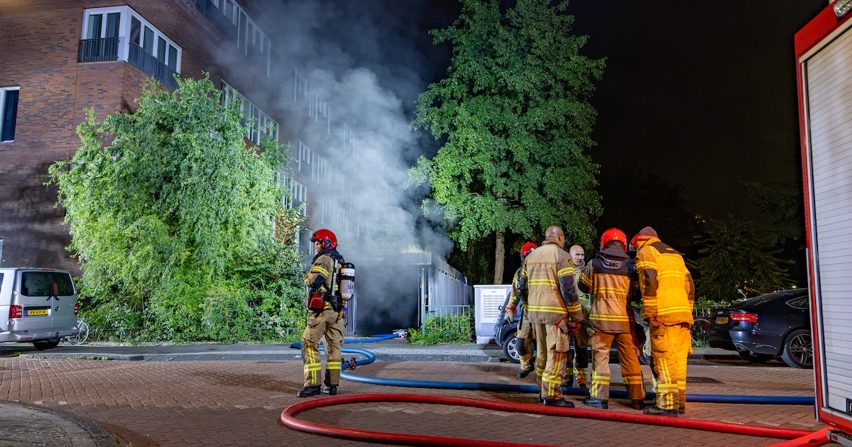 Bewoners van flat in Nieuw-West opgeschrikt door grote brand: ‘Ik heb nog snel mijn kat in een reism