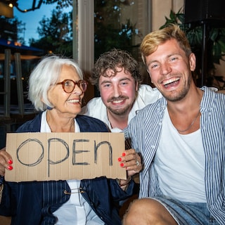 Family ‘pitches’ grandma during this Amsterdam dating night: ‘There’s no need for fooling around, friendship is also welcome’