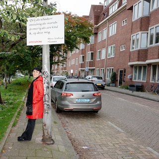 Writer, poet, and filmmaker Nafiss Nia (58) brings poetry to the streets of Amsterdam with 'Poetry on the Sidewalk': 'Before you know it, you're enchanted'