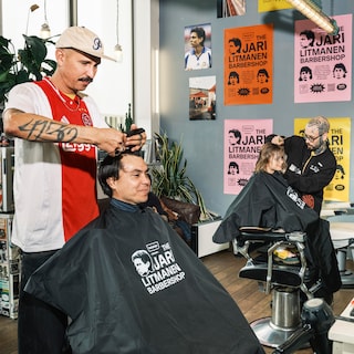 In North, Ajax fans get haircuts like Jari Litmanen, and the Finn picks the best lookalike: ‘That’s a 2001 style. Modern, sleek. It’s quite a current hairstyle.’
