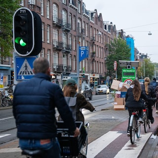 Cyclists fail to notice 20 km/h speed limit trial on Amstelveenseweg: 'Signs? Where?'