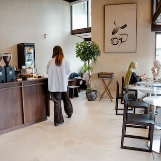 Lawyer couple opens second coffee shop, this time in Oost: 'My mother, brother and sister-in-law are also involved'