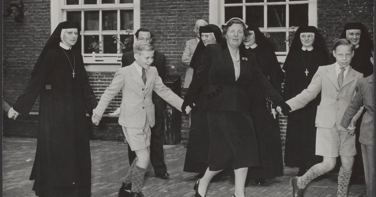 Hier deed koningin Juliana een dansje met de Amsterdamse weesjongens en nonnen van de Lauriergracht