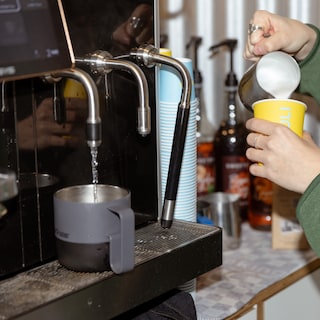 Hospitality staff on a possible ban on takeaway packaging: Just drink your coffee in the shop more often