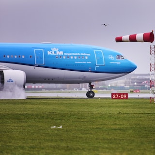 Gusts of wind and code yellow, dozens of flights from Schiphol cancelled