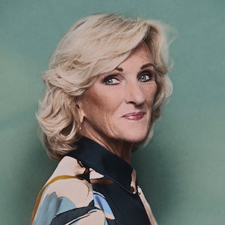 Cabaret performer Tineke Schouten not thinking of stopping: ‘But when I get up, I really feel 72 – thank god for make-up’