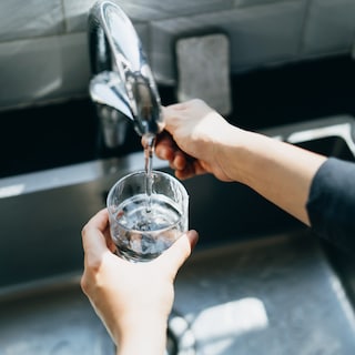 Water main break on Damrak affects 40 connections: restaurants, museum, and canal boats without drinking water