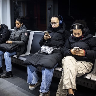 Transport region introduces hotline for reporting public transport nuisance in Amsterdam