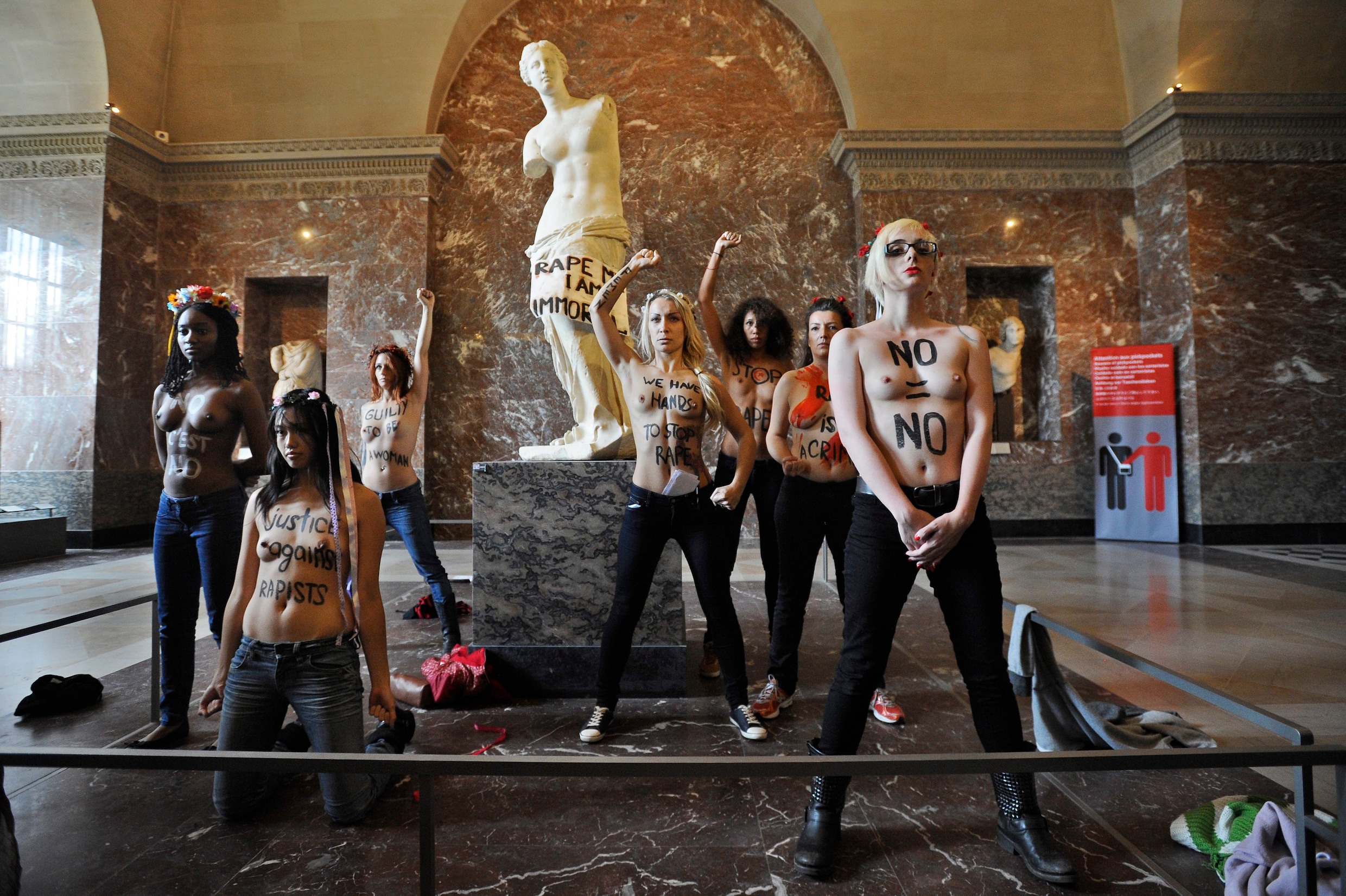 Blote borsten in het Louvre | Het Parool