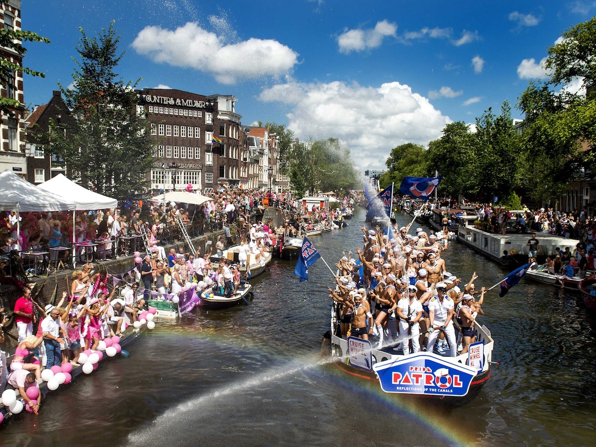 Conchita Wurst vaart mee op de Gay Pride in Amsterdam | Het Parool