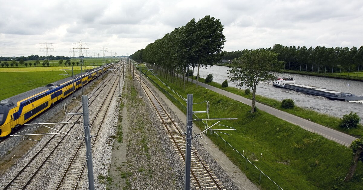 Treinverkeer Amsterdam-Utrecht gestremd om nieuwe brug