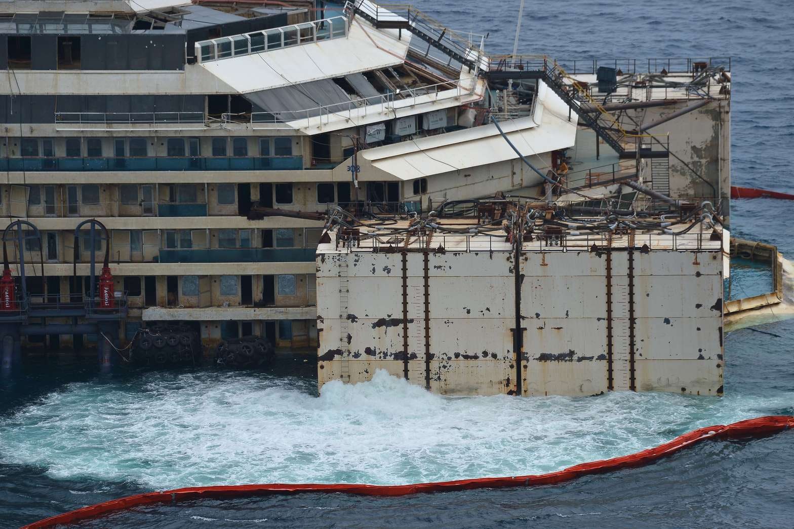 Costa Concordia begint 2,5 jaar na ramp aan laatste reis | Het Parool