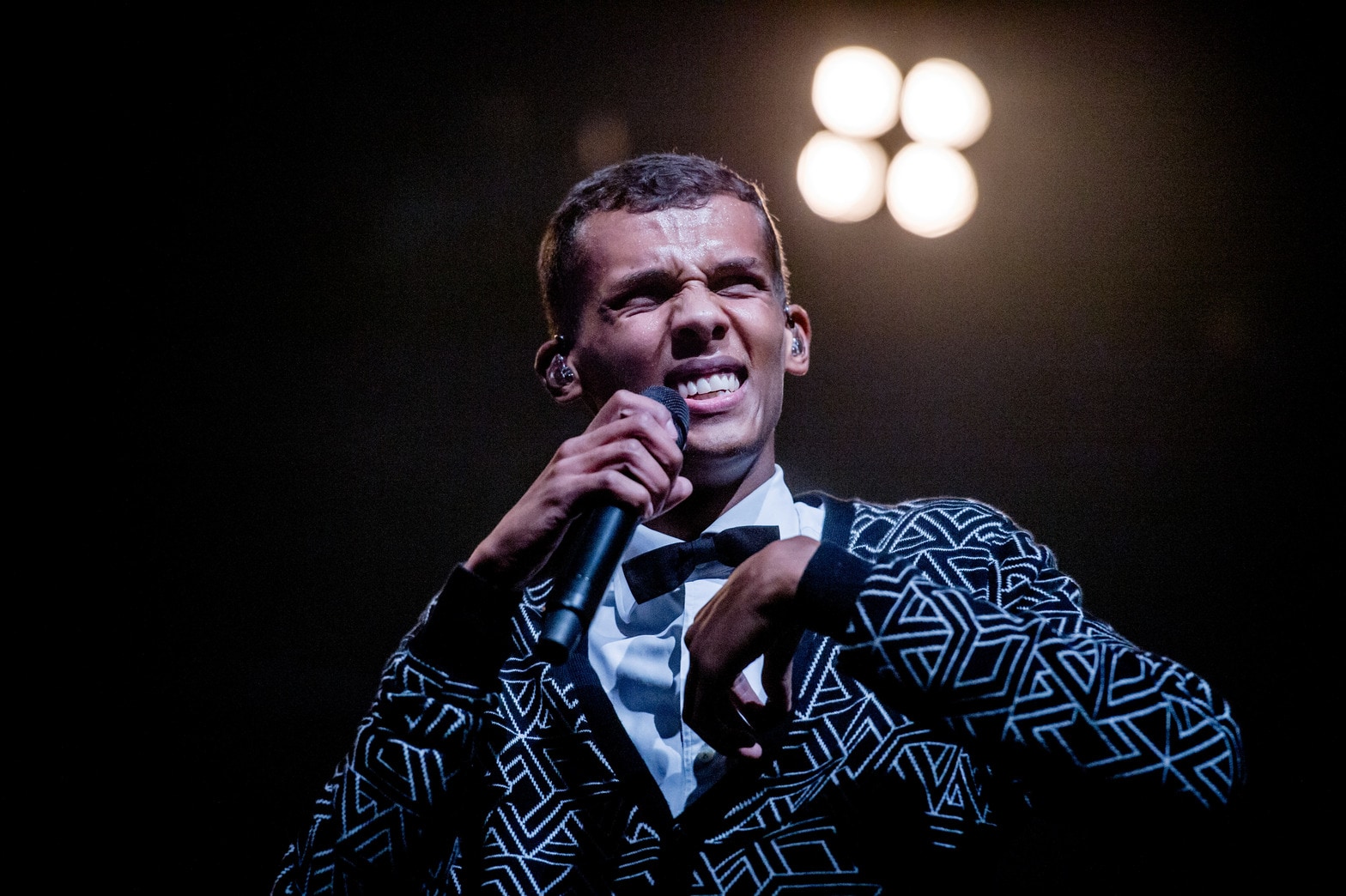 Famke Janssen en Stromae in College Tour | Het Parool