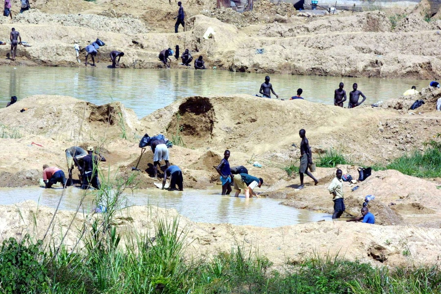diamantzoekers-bij-een-diamantmijn-in-sierra-leone-afp