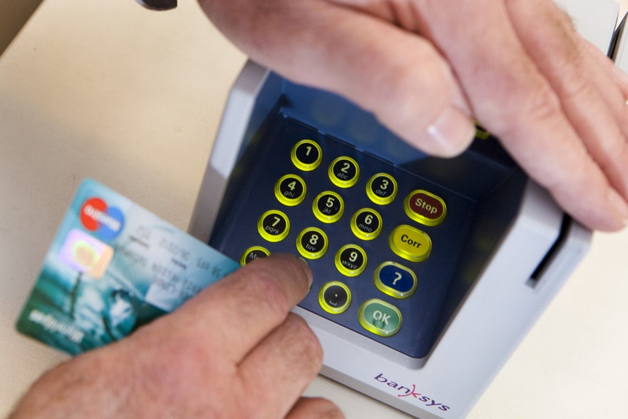 'Winkelier stort wisselgeld binnenkort op bankpas' | Het Parool