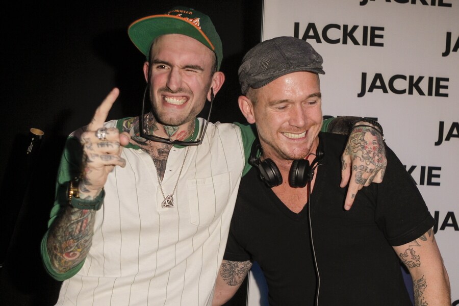 Ben en Johnny doen 'hangover' in Thailand (mét tepelpiercing) | Het Parool