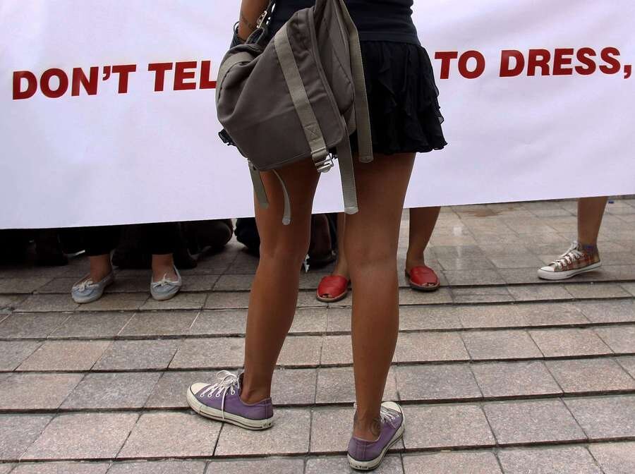 Vrouwen en kinderen in minirokjes op de been in Jakarta