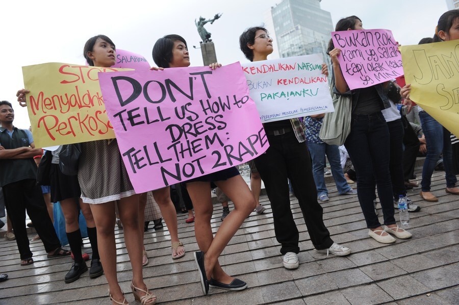 Vrouwen en kinderen in minirokjes op de been in Jakarta