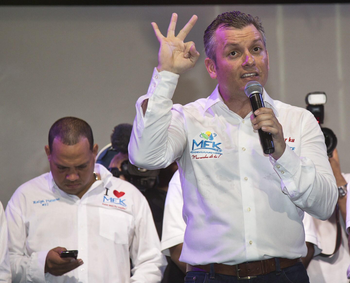 Voormalig premier Curaçao meegenomen door politie | Het Parool