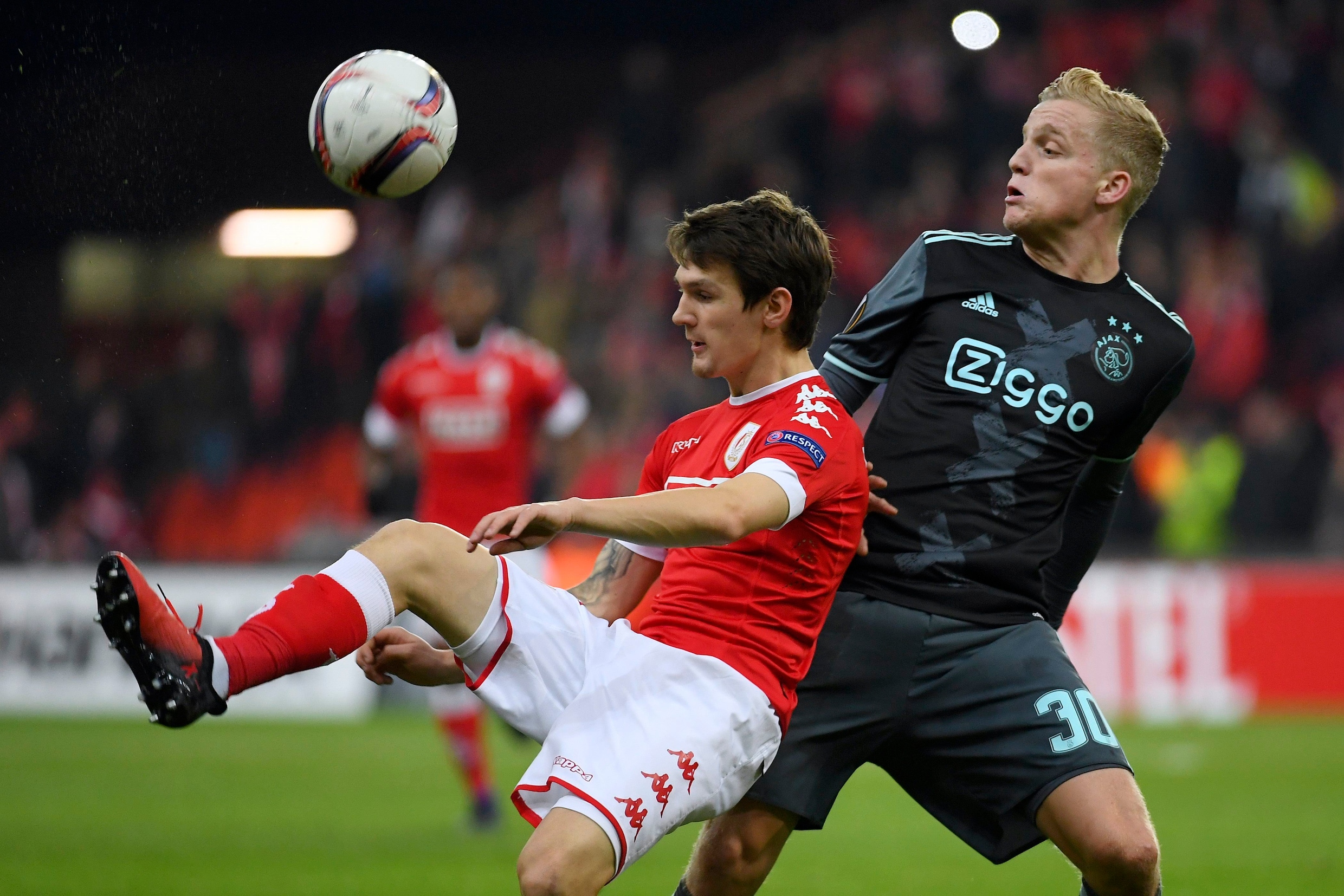 Ajax laat winst liggen in hectisch Luik